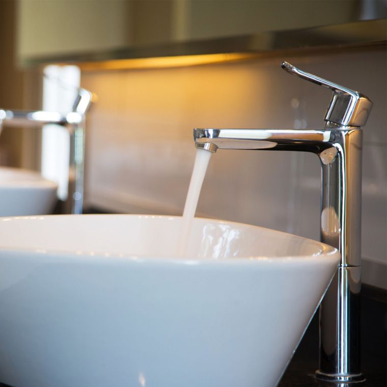 Moderne Waschbecken mit hohen Wasserhähnen in der Nahaufnahme.